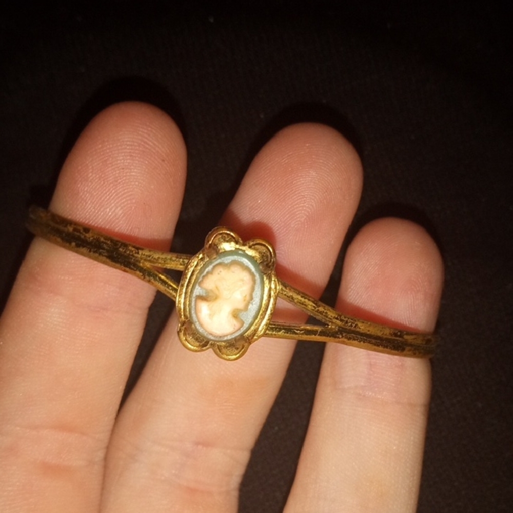 Elegant Gold Cameo Bracelet
